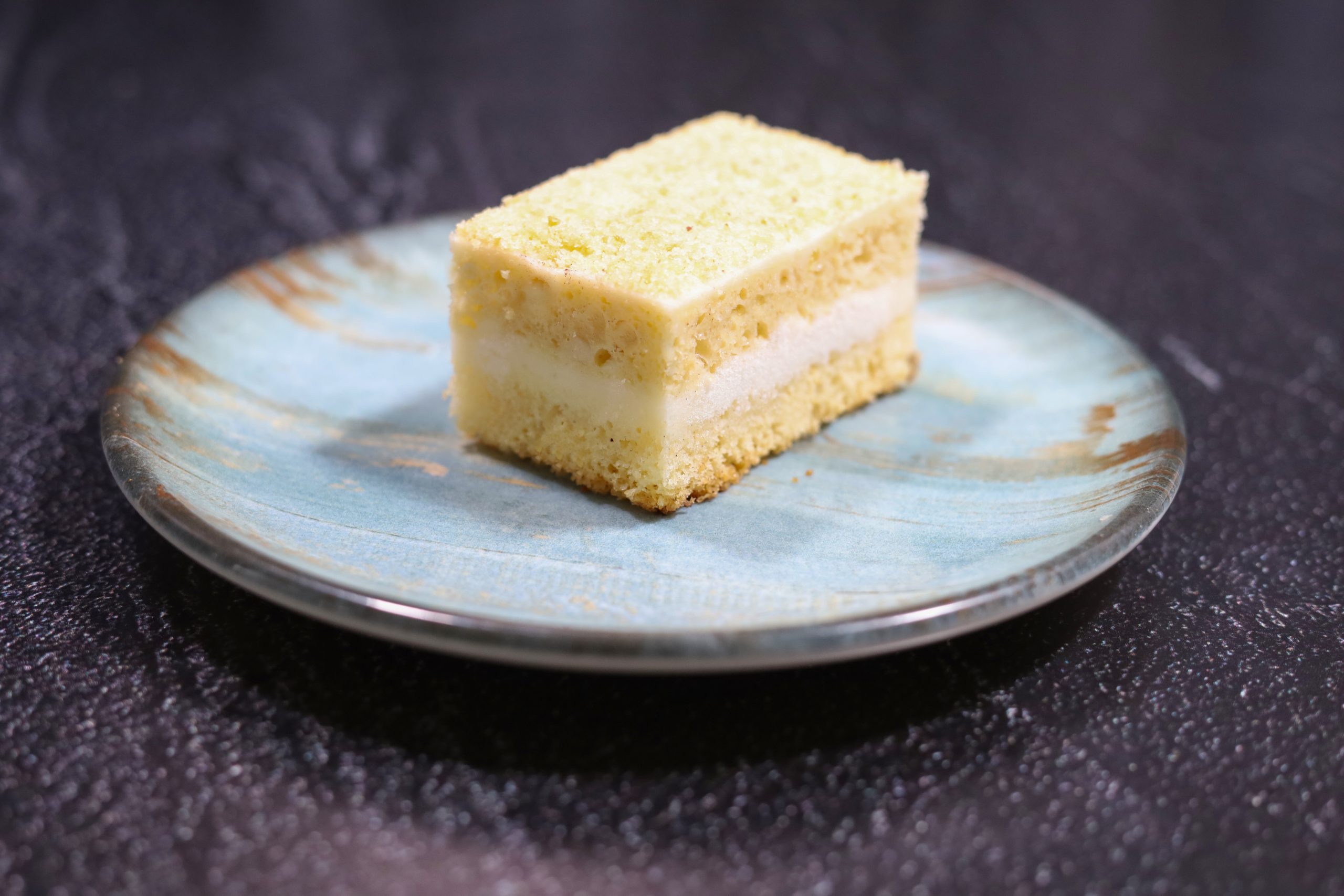 Muzlu pasta tarifleri, saklama önerileri ve toptan satış avantajları ile lezzetli ve estetik tatlı seçeneklerini keşfedin.