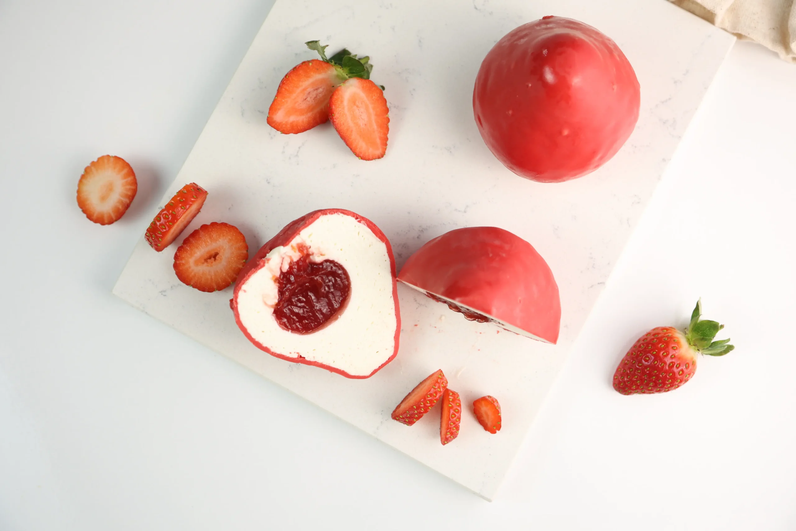 Çikolata, meyve ve mousse katmanlarından oluşan artizan cake çeşitleri