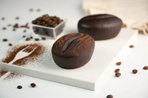 Kafe menüsü için seçilmiş çikolatalı, meyveli ve karamelli artizan cake çeşitleri