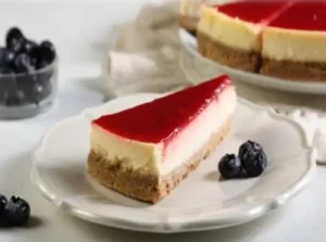 Taze orman meyveli soslu dilim cheesecake